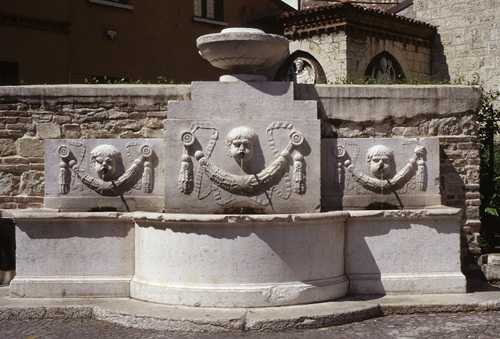 Fontana Dietro Alla Chiesa Di San Francesco