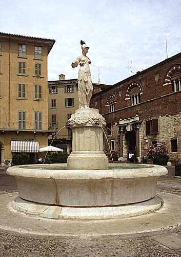 Fontana in piazza Duomo, ora piazza Paolo VI