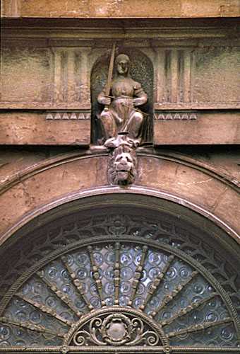 Statua della Giustizia in Corso Goffredo Mameli