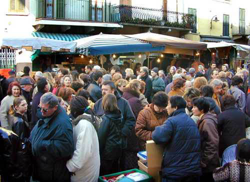 Folla in via San Faustino