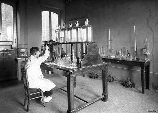 Il laboratorio chimico per "analisi e saggi" della Metallurgica Tempini di Brescia, secondo decennio del Novecento.