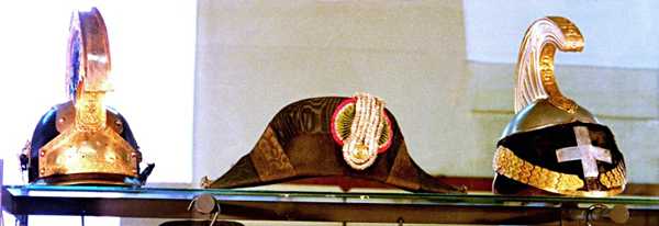 Elmo della cavalleria imperiale, feluca della guardia nazionale bresciana, elmo della cavalleria piemontese.