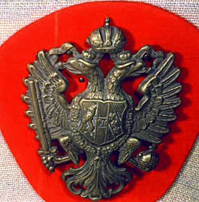 Placchetta distintiva con l'aquila bicipite imperiale.