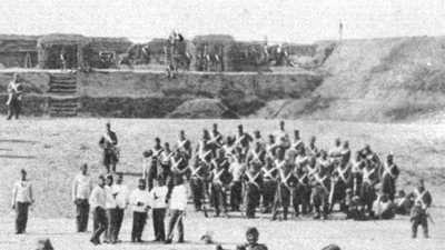 Militari in posa all'interno del forte di Verona.