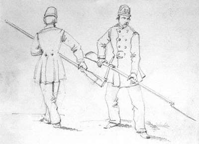 Coppia di figure militari con fucile e baionetta in resta.