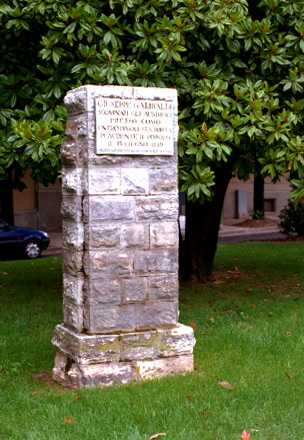 Cippo e lapide che ricordano l'ingresso in Brescia di Giuseppe Garibaldi nel 1859.