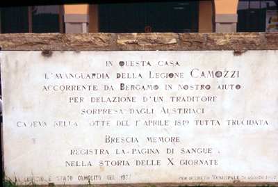 Lapide apposta sui resti del muro di casa Caldera, a commemorare l'annientamento dell'avanguardia della Colonna Camozzi.