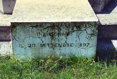 La data di erezione, alla base del monumento dedicato ai Martiri delle Dieci Giornate.