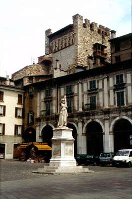 Il monumento commemorativo delle Dieci Giornate, opera dello scultore bresciano G.B. Lombardi.
