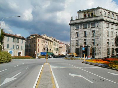 L'attuale Piazza Repubblica corrispondeva a Porta San Nazzaro.