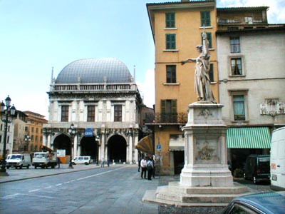 Tra piazza Loggia e il voltone di Torre Bruciata che conduce a piazzetta Tito Speri, sorge ora il monumento commemorativo delle Dieci Giornate.