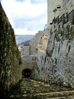 La strada del Soccorso, vista dall'ingresso della galleria che conduce direttamente allo spiazzo interno del castello.
