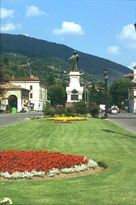 Il monumento ad Arnaldo, sorge presso l'antica Porta Torrelunga.