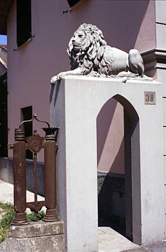 Edificio di fronte a ingresso al Cimitero Vantiniano