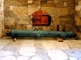 Cannone francese fuso nel 1667, presso una delle postazioni di tiro della Fortezza a Mare