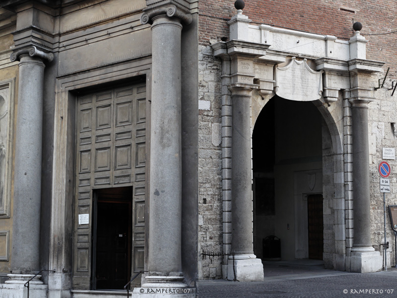 A sinistra: S. Maria della Carità; a destra, l'entrata del Broletto.