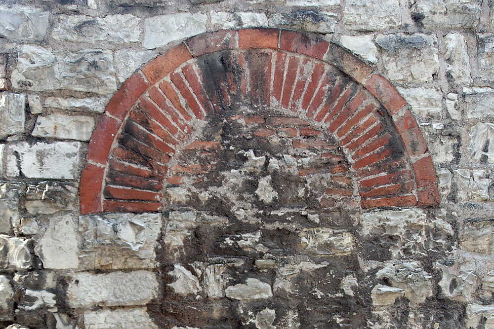 L'arco in laterizi di una porta in vicolo delle Galline.