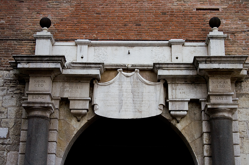 Il portale che dà su Piazza Paolo VI. Sono rimaste incise le parole NAVPACTO NEOCASTRO EXPVGNATIS, PELOPONESSO SVBACTA, DALMATIAE FINIBVS AMPLIATIS.