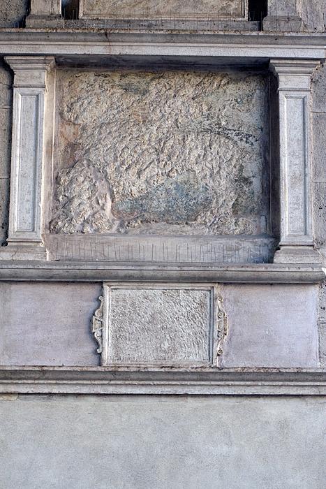 Nonostante la cancellazione, è possibile ancora distinguere la sagoma del Leone di San Marco in questa lapide posta nell'androne dell'ingresso occidentale del Broletto.