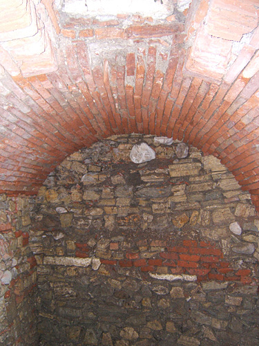 Un'altra delle tre celle o fosse comuni. Si vede l'apertura in alto, usata per introdurre i corpi dei giustiziati.