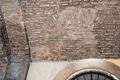 Sotto Porta Paganora si nota un arco tamponato nella volta di mattoni