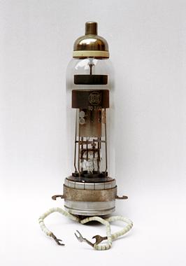 Tyratron modello TQ 2/12: diodo ad effetto termoionico, in ampolla di vetro, prodotto dallo stabilimento milanese della Brown Boveri nel 1949, ora al Museo dell'Industria e del Lavoro "E. Battisti", Brescia, 1999.