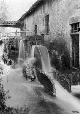 Le ruote ad acqua per produrre la forza motrice che azionava il maglio della fabbrica di pentole Bottazzi di Brescia, 1902.