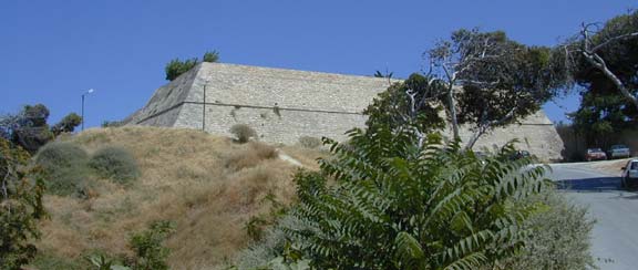 Il cavaliere domina il tratto di mura venete del Bastione Martinengo