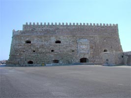 La Fortezza a Mare, oggi detta Koule. Sulla facciata si osservano chiaramente le feritoie delle postazioni di difesa poste su diversi piani